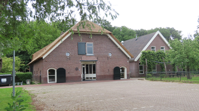 915025 Gezicht op de voormalige boerderij Hoofddijk 49 met een bijgebouw, op het Utrecht Science Park, in gebruik als ...